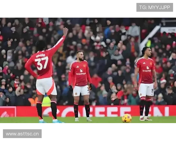 曼联重建进程混乱，战略缺失问题逐步反映在赛季表现与竞争格局中