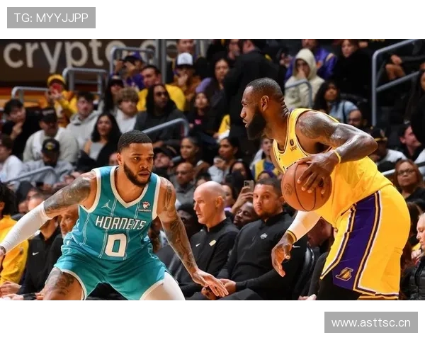 英格拉姆挡拆拉开空间助湖人攻防转换效率提升