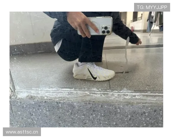 贾·莫兰特鞋子穿成那样，还真以为他是走红毯呢？